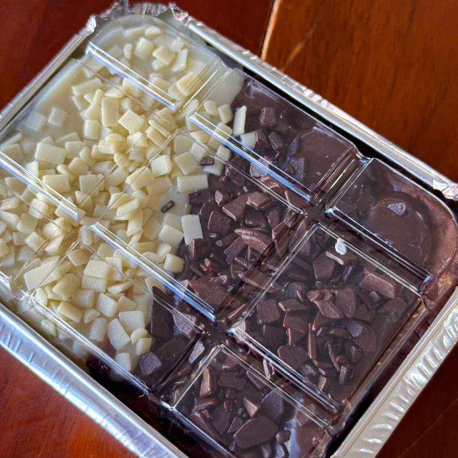Brownie coberto de brigadeiro preto e branco.