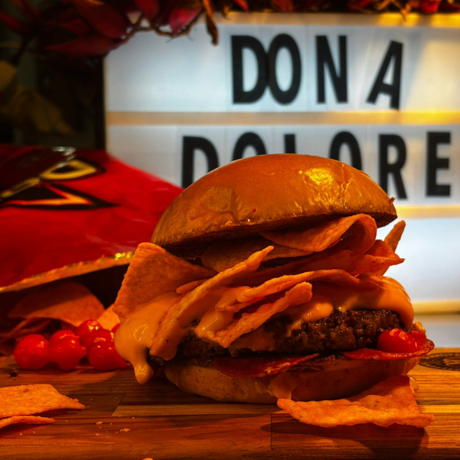 O sazonal de agosto chegou botando fogo! Começando com 7 fatias de peperone, pimenta biquinho, burguer suculento de 160g, cheddar cremoso derretido e um pacote inteiro de Doritos de 32g. Tudo no pão brioche selado na manteiga. ️ No delivery, o Doritos vem separado, lacrado e inteiro para garantir que ele chegue crocante e com sabor, para você colocar por cima na hora de comer.