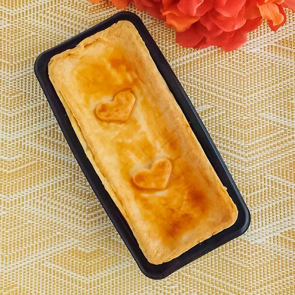 Torta salgada feita com uma massa fininha que derrete na boca. Recheada com um delicioso frango desfiado e requeijão cremoso. Aprovadíssima pelos clientes. Perfeito para compartilhar!!