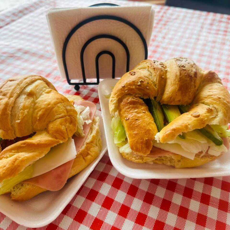 Cuernito Relleno de Jamón