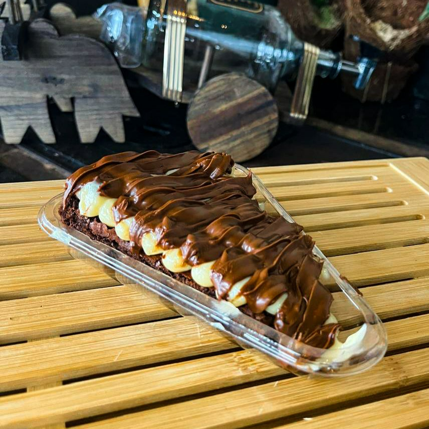 Brownie molhadinho como base, creme de Leite Ninho super cremoso e Nutella finalizando tudo. Pensa em um doce generoso até demais! Peso aproximado: 200g.