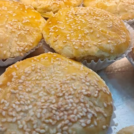 A queridinha do Brasil! Massa leve e macia, recheada com frango desfiado temperadinho e suculento. Empanada e assada até ficar dourada e crocante por fora. Perfeita para matar a fome a qualquer hora do Dia!