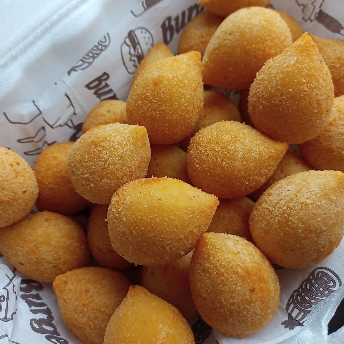 deliciosas coxinhas tamanho de festa massa macia por dentro e crocante por fora com recheio bem temperado