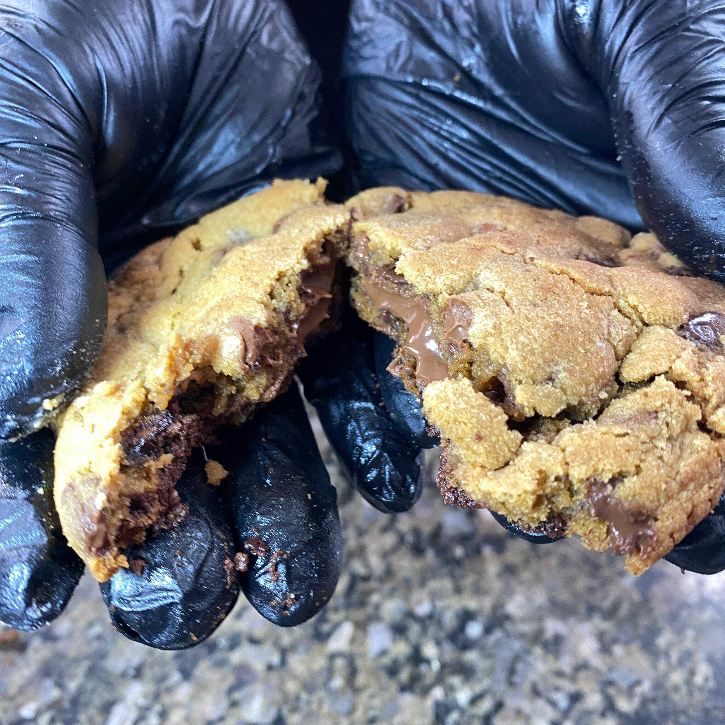 Nossa massa de cookie tradicional, com um mix de gotas de chocolate ao leite e meio amargo, recheada com Nutella.