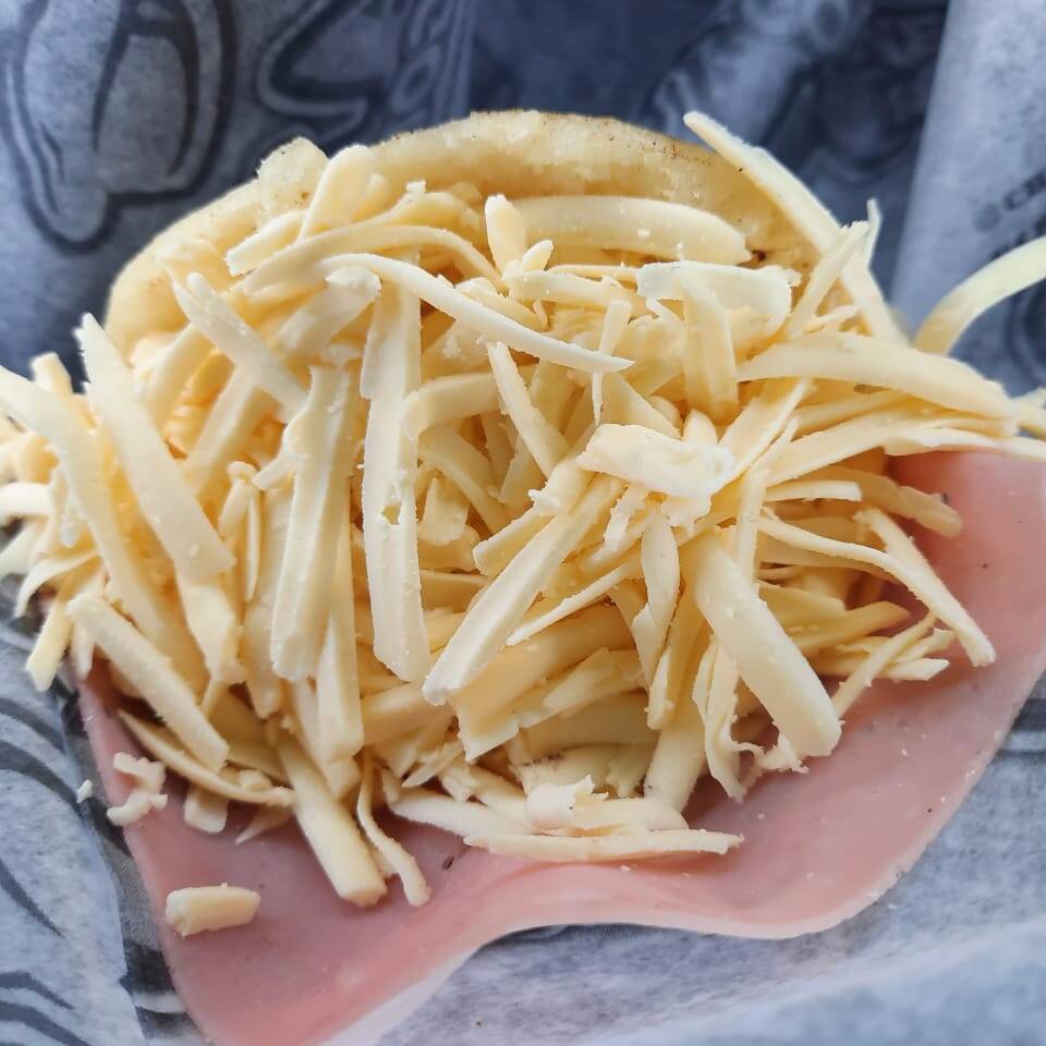 Arepa de Jamón y Queso Rallado