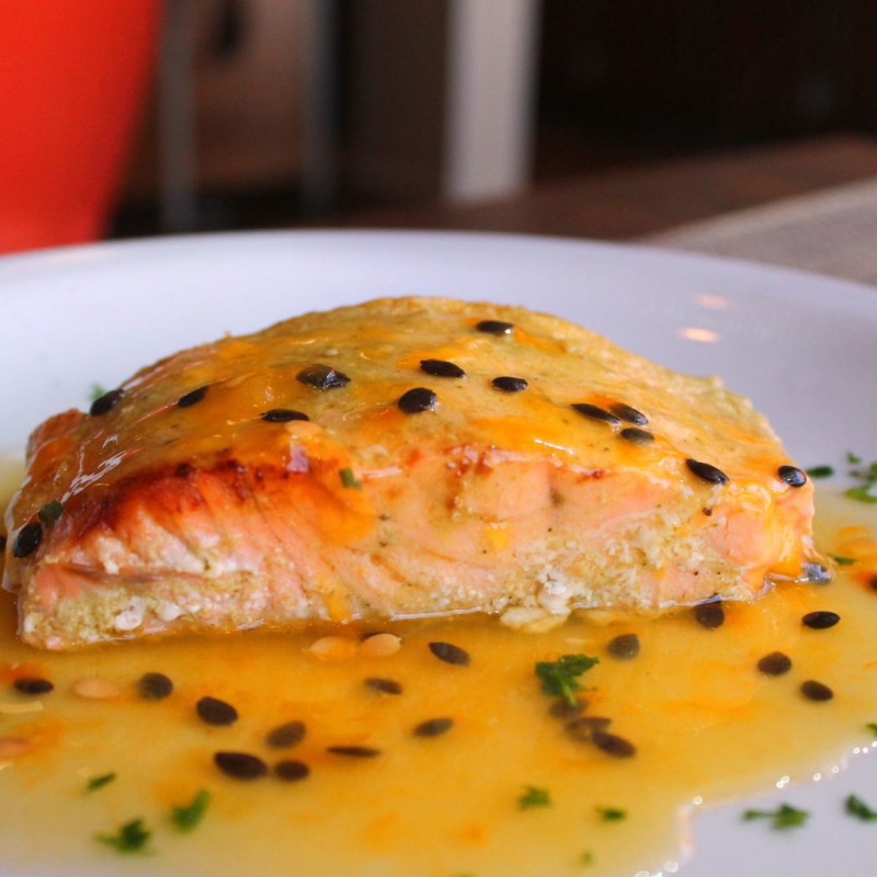 Apresentamos o nosso "Salmão ao molho de maracujá", uma requintada opção em nossa categoria "Pratos à La Carte". Este prato é cuidadosamente preparado com um suculento salmão fresco e saboroso, banhado com nosso autêntico molho de maracujá, que traz um toque exótico e deliciosamente ácido, equilibrando perfeitamente o sabor. Para acompanhar, servimos u m arroz leve e soltinho, e assadas à perfeição. Uma combinação que promete uma experiência gastronômica inesquecível