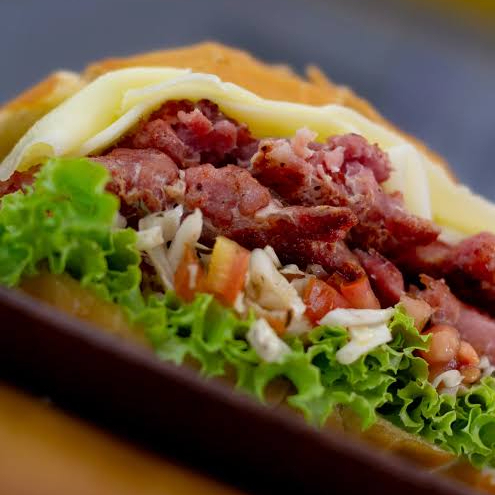LINGUIÇA ASSADA, VINAGRETE E QUEIJO,