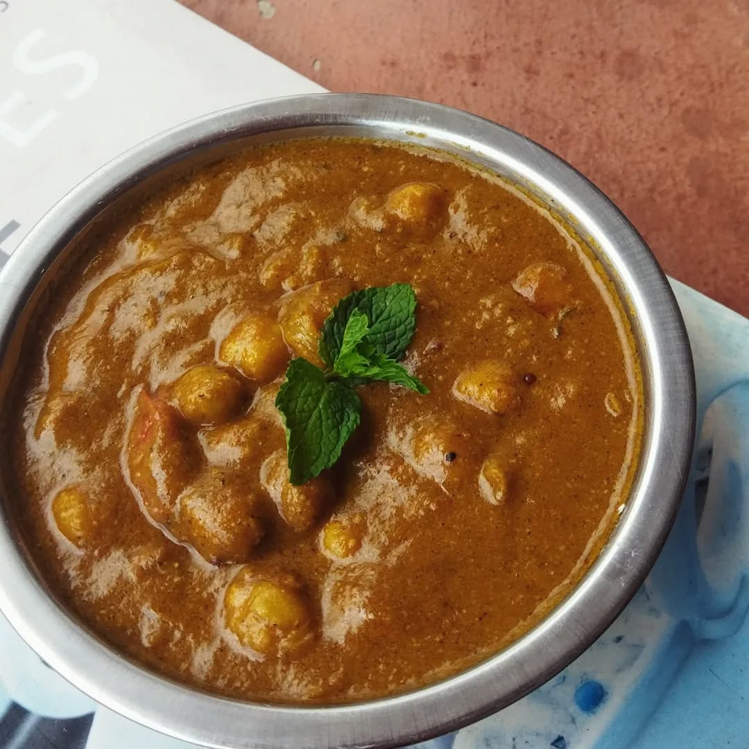 Grão de bico cozido no molho com especiarias. Uma releitura do típico channa masala indiano. Acompanha arroz. Opção vegana.