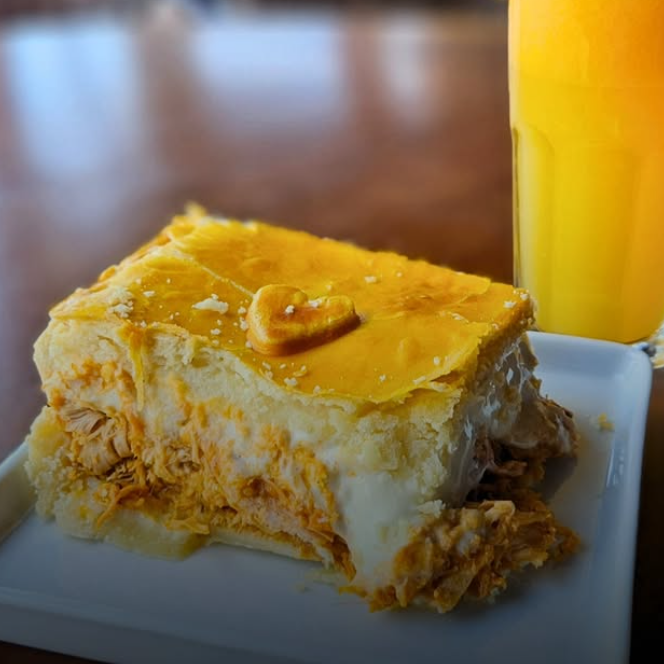 Massa leve e amanteigada, recheada com frango cremoso e temperado. Um salgado tradicional e muito reconfortante.