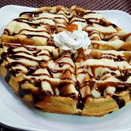 Waffle de Queso Arequipe + Helado de COLOMBINA