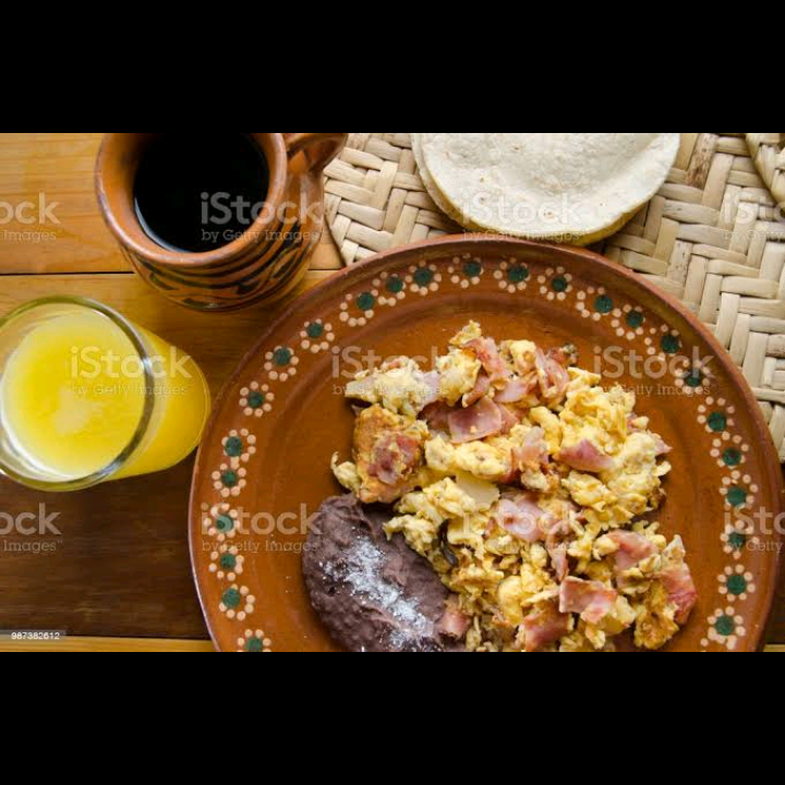 Huevo con jamón y complementos