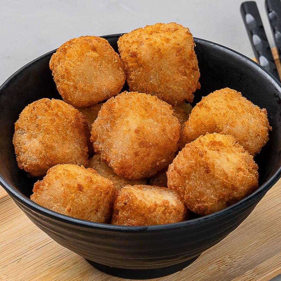 Cubinhos crocantes de salmão com arroz, cream cheese e cebolinha. 8 unidades.