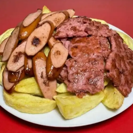 Salchipapa con Chorizo