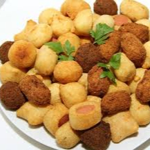 uma seleção variada de 50 salgados do dia escolhidos pelo chef