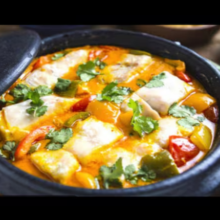 Uma suculenta moqueca acompanhada de arroz branco, farofa e pirão. (Grátis refrigerante 2 litros. Obs.: Kuat ou sukita (envio conforme disponibilidade).