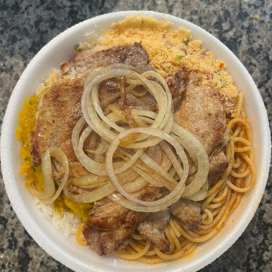 arroz, feijão, macarrão, farofa de calabresa e legumes coloridos.