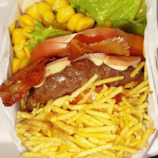 Pão, Hambúrguer, Bacon, Mussarela, Apresuntado, Tomate, Alface, Milho e Batata Palha.