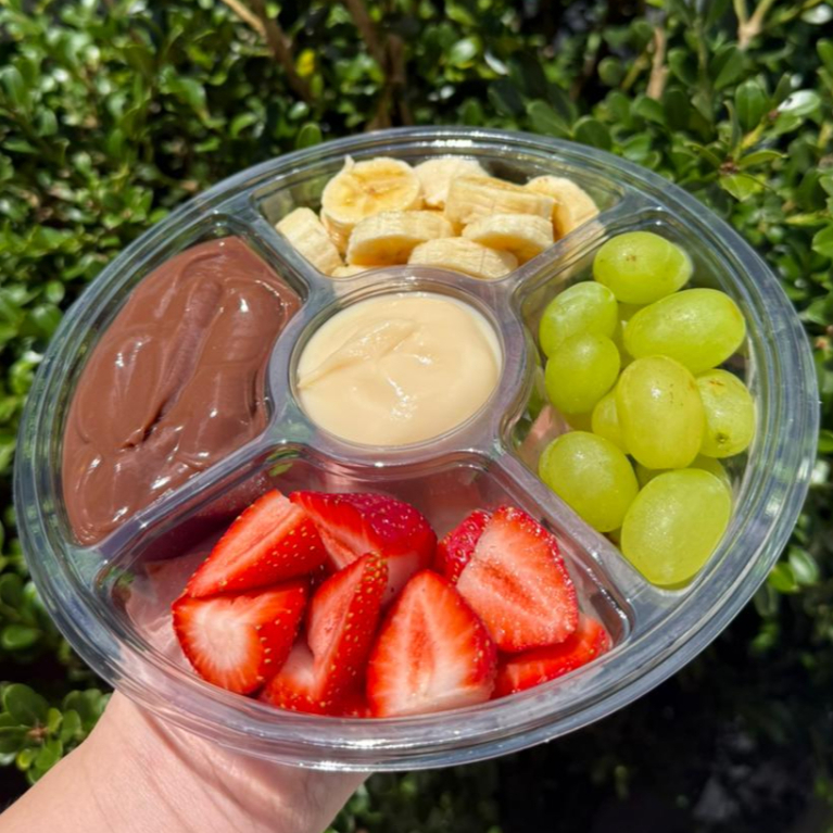 O fondue gelado de cremes é uma sobremesa criativa e irresistível que transforma o clássico fondue em uma versão refrescante e perfeita. Nessa versão, os cremes de chocolate e creme de Ninho são servidos frios, com textura cremosa e envolvente, proporcionando uma explosão de sabor a cada colherada. Acompanhando essa delícia, frutas frescas como morango, banana e uvas, criando um contraste delicioso com os cremes gelados. É uma sobremesa leve, sofisticada e perfeita para compartilhar momentos especiais com frescor e sabor marcante