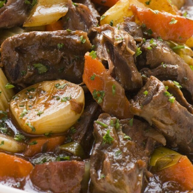 Carne assada de panela, acompanhado de arroz, macarrão, feijão, salada e farofa.