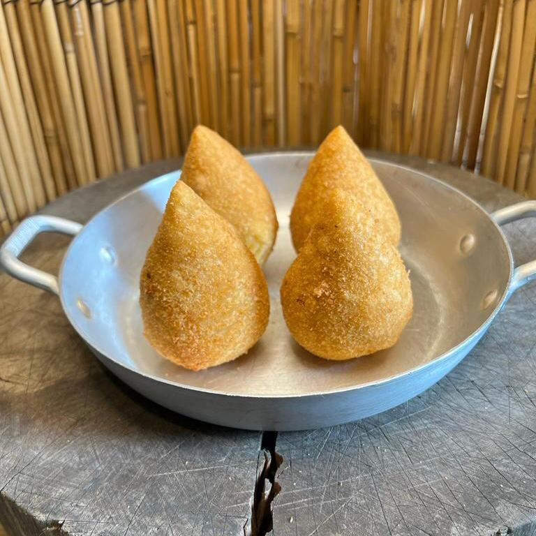 Salgado frito na hora recheado de frango vegano desfiado refogado e catupiry vegano.