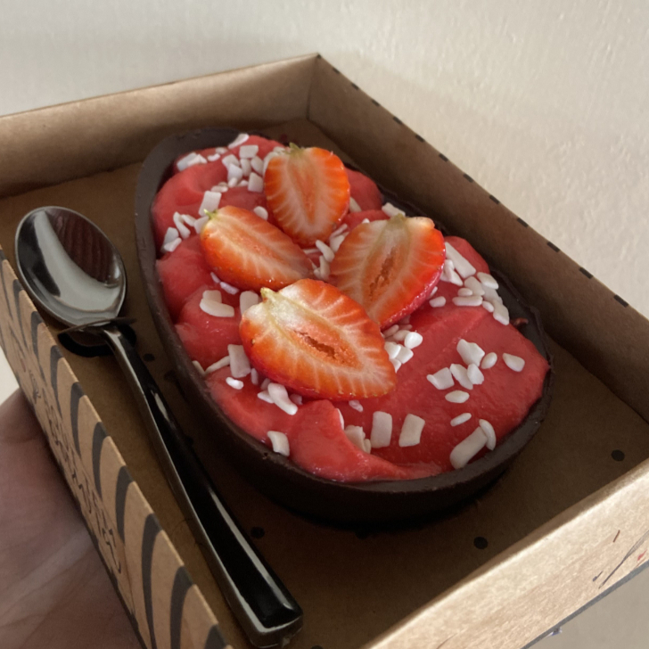 ovo recheado com ganache 50% cacau, camadas de morangos frescos e ganache de morango