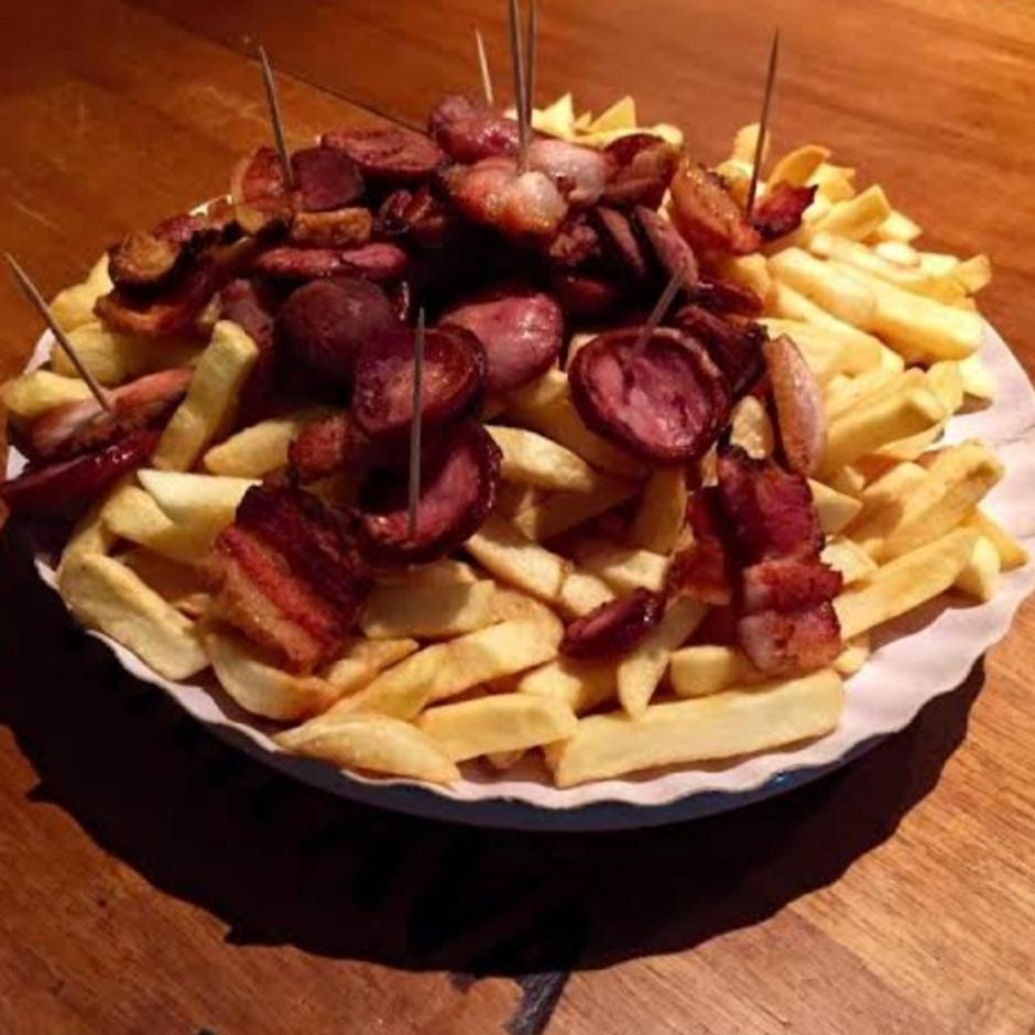 Porção de batata frita com calabresa