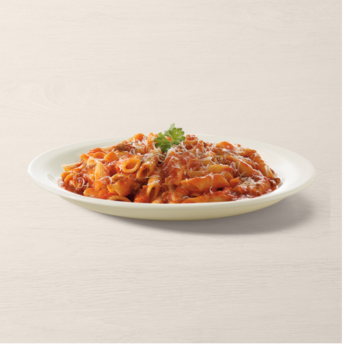 Massa com molho feito com tomates, especiarias e carne moída.