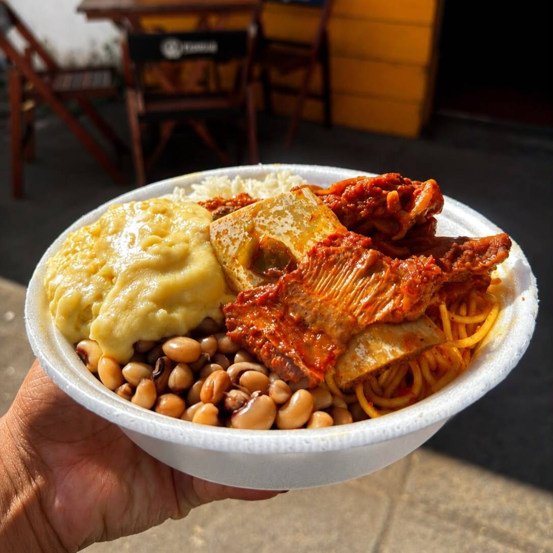 Deliciosa opção de almoço com boi guisado, acompanhado de arroz soltinho, macarrão, feijão, farofa e vinagrete.