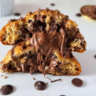 Massa tradicional com gotas de chocolate e muito recheio de Nutella (de verdade)