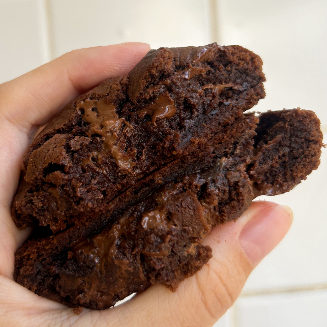 Cookie de massa de cacau com irresistíveis gotas de chocolate nobre ao leite e meio amargo.