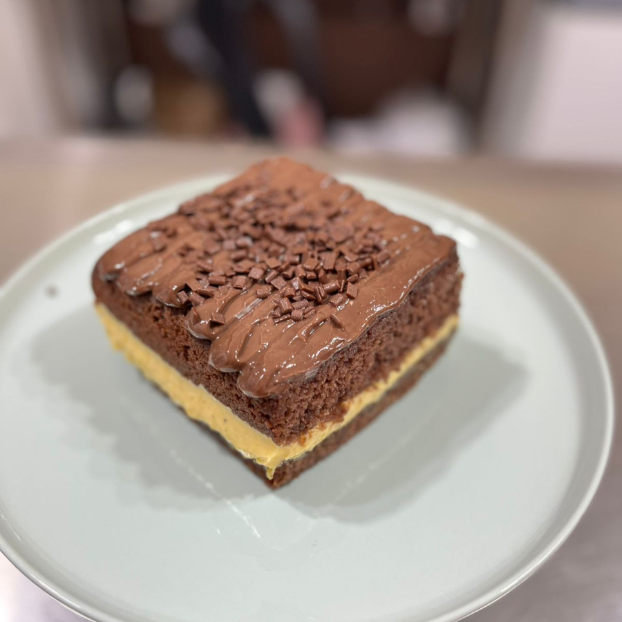 Um delicioso mega gelado na massa de chocolate e nosso delicioso recheio trufado de macuja