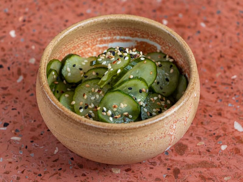 Pepino em conserva fresca de vinagre japonês.