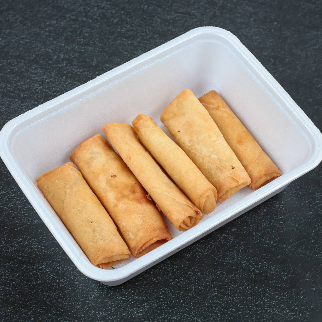Apresentamos o nosso estonteante Harumake com Queijo, disponível em uma porção de 8 unidades. Este prato quente, de origem asiática, é meticulosamente preparado e traz um recheio generoso de queijo derretido, proporcionando uma experiência gastronômica única. Seu exterior crocante contrasta maravilhosamente com o interior cremoso, criando uma combinação de texturas e sabores absolutamente irresistível. É uma opção perfeita para quem ama queijo e está em busca de uma refeição quentinha e reconfortante.