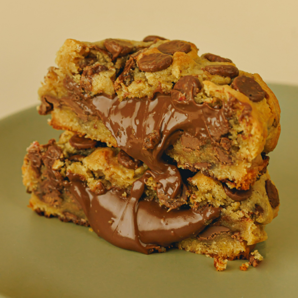 Nosso cookie tradicional amanteigado com um toque especial Recheio De Nutella! Aprox.110g
