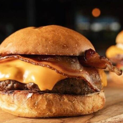 Pão tostado, Blend 130g artesanal produzida na casa, queijo mussarela, maionese da casa, bacon crocante, alface, tomate.