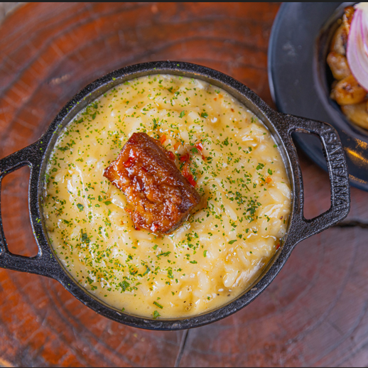 Um risoto bem feito é outro nível, agora bem feito, com panceta assada na brasa da nossa parrilla infundido no mel e levemente picante viram um risoto inesquecível que irão te levar aos céus.