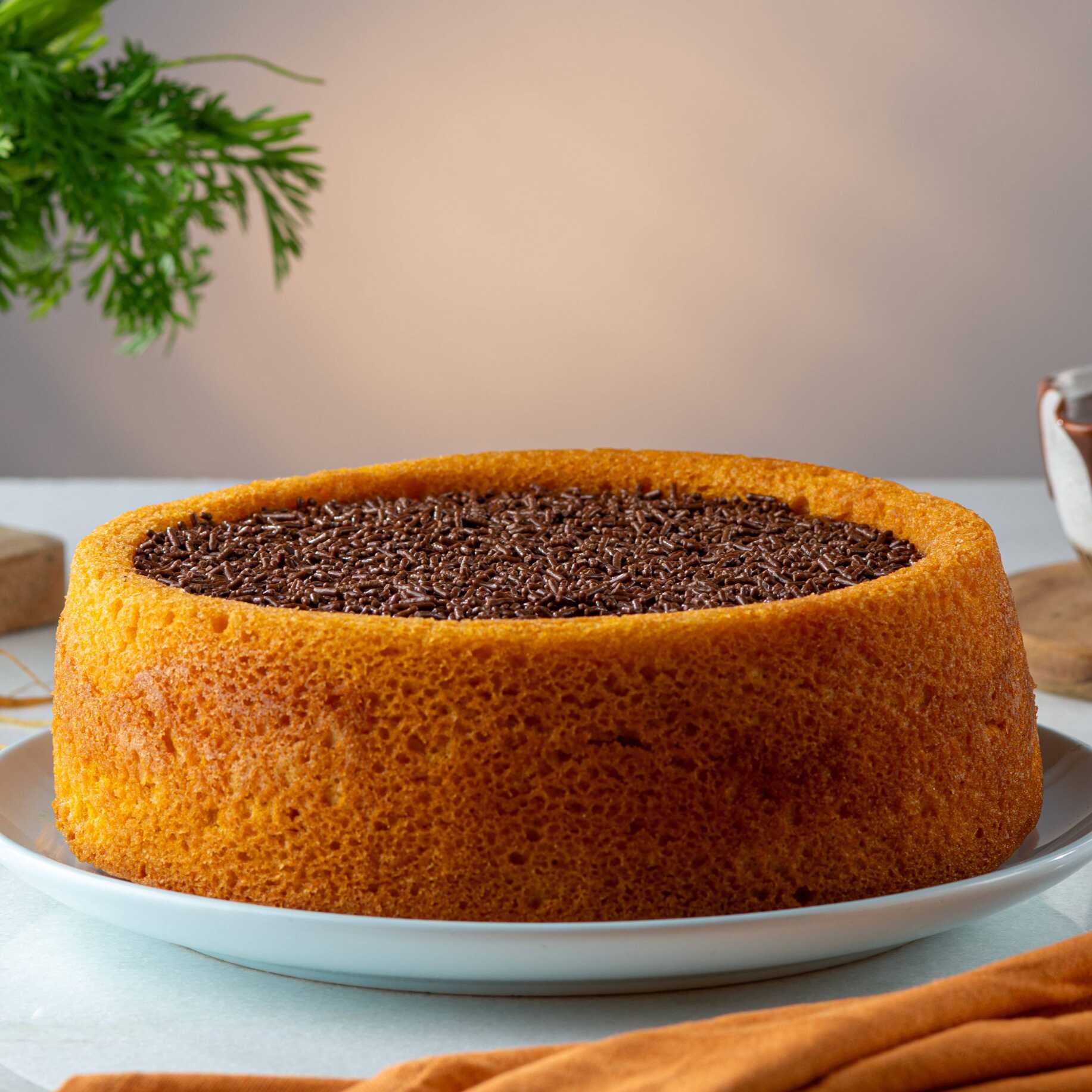 Delicioso Bolo de Cenoura caseiro, com uma piscina de chocolate e finalizado com granulados de chocolate. Imagem meramente ilustrativa.
Bolo pequeno serve até 8 fatias
Bolo grande serve até 16 fatias