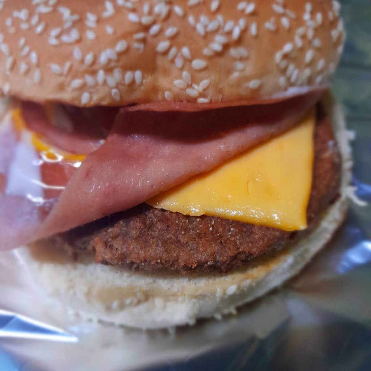 Hamburguesa Hawaiana+ te frio de 500ml+ papas fran