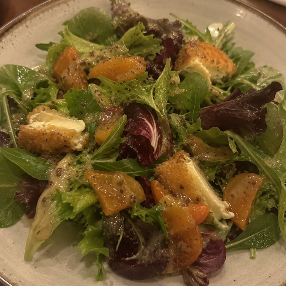 Deliciosa salada feita com mix de folhas, molho de mostarda, damasco e queijo brie empanado. Serve 1 pessoa