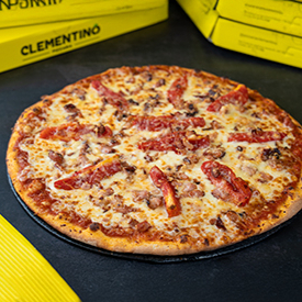 Molho de tomate especial da casa, queijo mussarela, bacon, tomate confit e queijo parmesão.