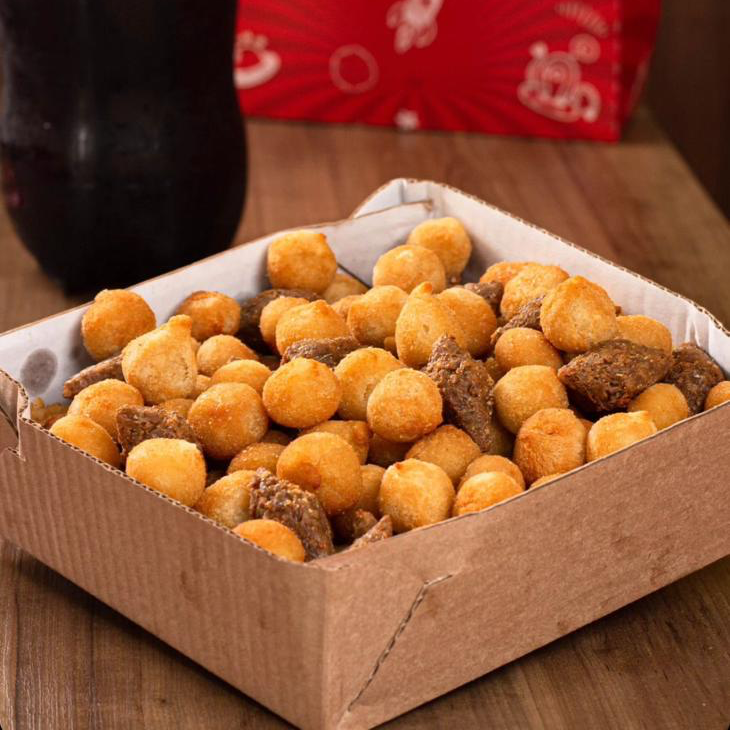 Caixa com 200 mini salgadinhos, com aproximadamente 7 gramas cada. Escolha os sabores e aproveite!