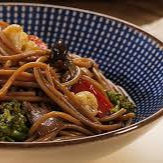 Serve 1 pessoa. Feito com macarrão ao dente, legumes frescos refogados (repolho verde, repolho roxo, cenoura e brócolis), frango suculento e saboroso! Tudo envolto em um delicioso molho da casa. Servido quentinho!