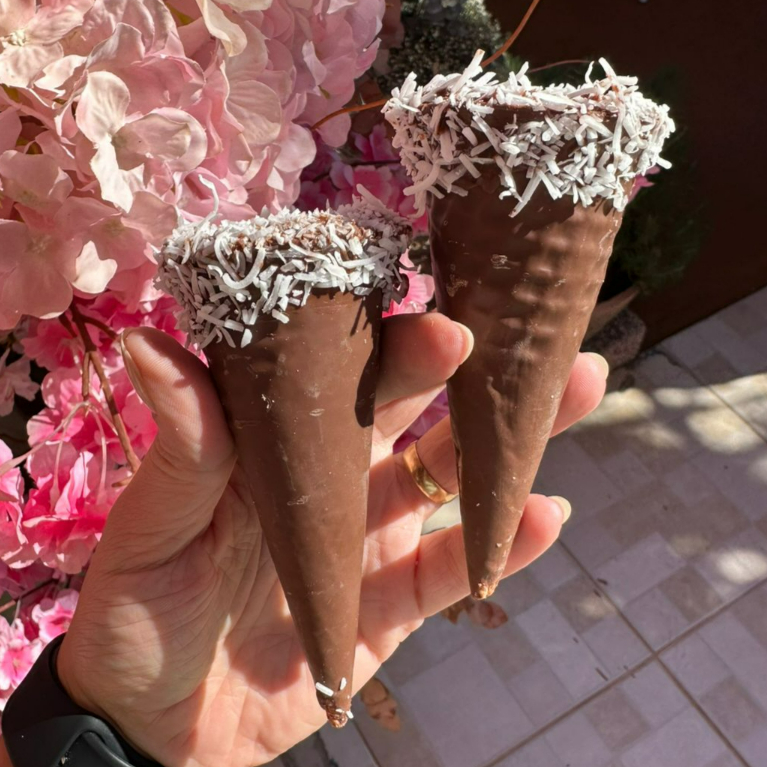 uma deliciosa casquinha banhada no chocolate ao leite,com um recheio cremoso de beijinho caseiro!