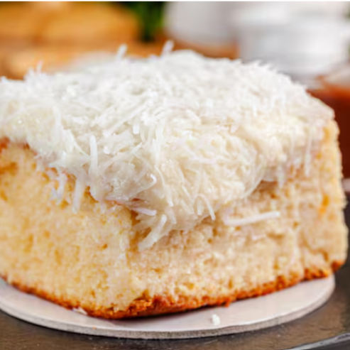 Fatia de bolo de coco molhadinho e fofinho