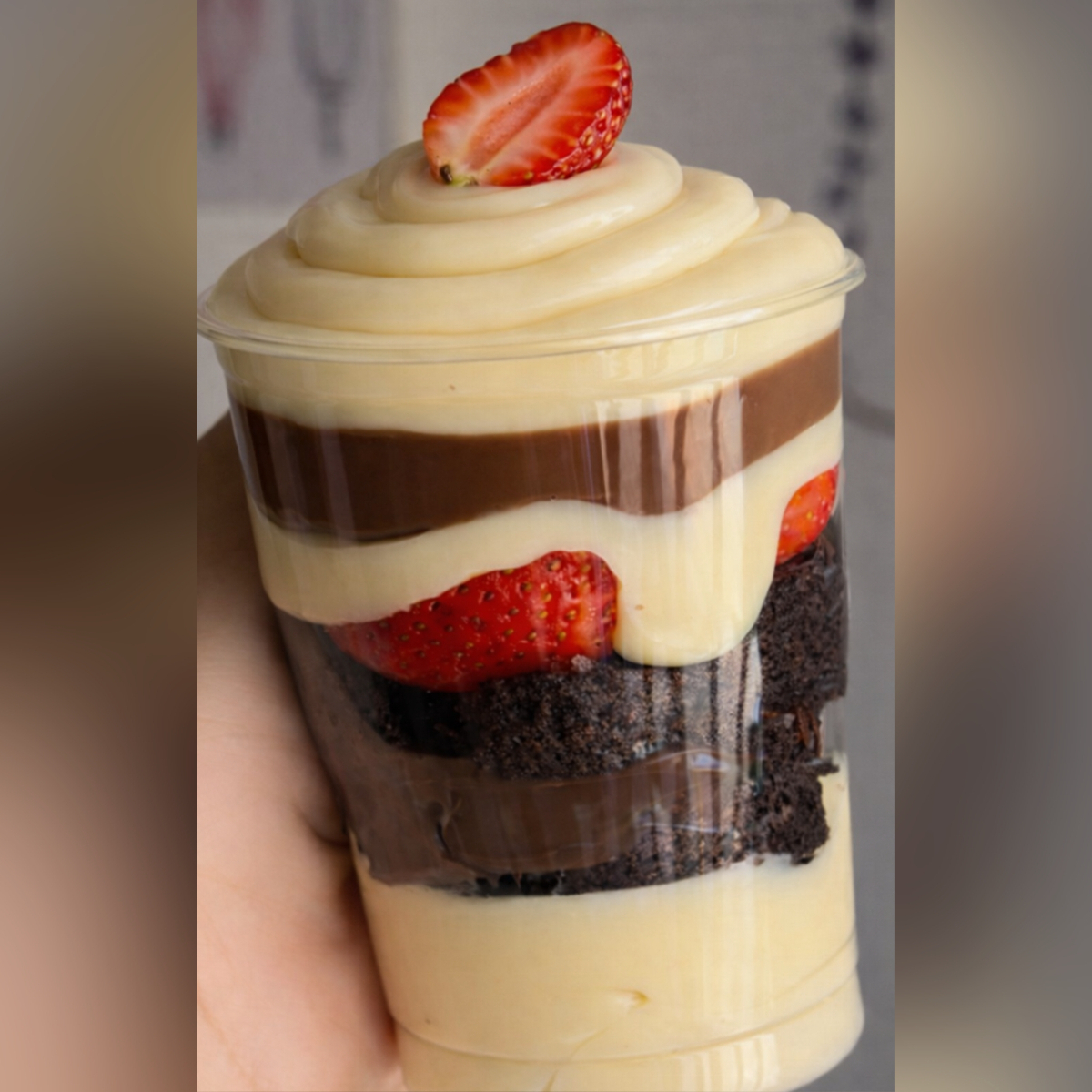 Creme de ninho, brownie,morangos frescos e nutella. (Copo 150ml)
