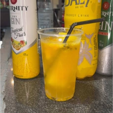 Gin Eternity, gelo saborizado de maracuja & energético bally sabor tropical. Copo de 700 ml. Se o endereço de entrega for muito longe, o item vai desmembrado para melhor experiência. Sendo 1 copo com as doses de Gin, 1 copo com o energético e o gelo saborizado separado para que você acrescente ao drinks.