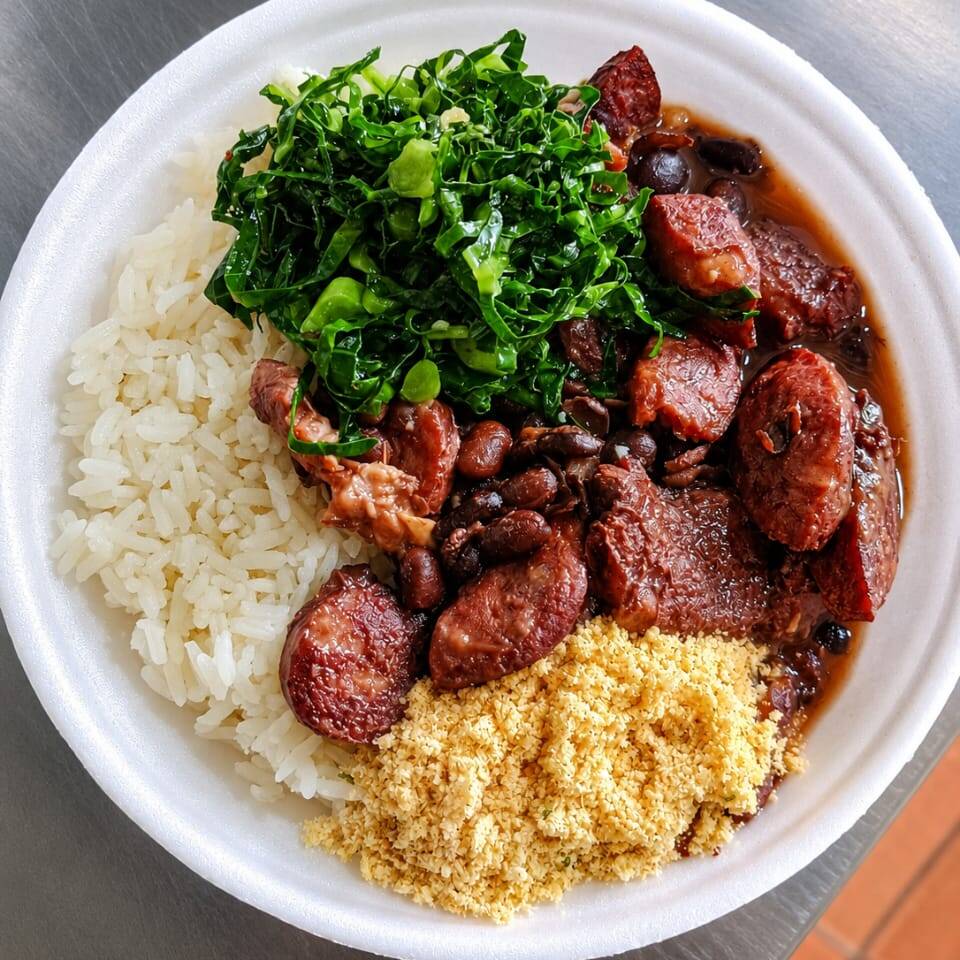 Marmita feijoada magra individual (arroz branco, costelinha, linguiça calabresa, paio, couve refogado, farofa e torresmo). Marmita indicada para 01 pessoa.