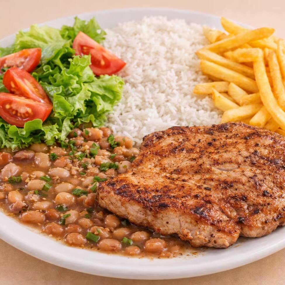 Peito De Frango Grelhado No Ponto, Acompanhado De Arroz, Feijão Temperado, Batata Frita E Uma Salada Equilibrada.