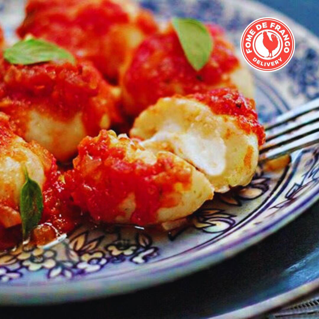 Apresentamos nosso delicioso Nhoque Recheado. Cuidadosamente preparado de forma artesanal, nosso nhoque é feito de batatas selecionadas, apresentando uma textura suave e um sabor inigualável. O recheio é um delicioso queijo derretido que eleva o prato a um novo patamar de sabor. Ele é servido com nosso autêntico molho sugo.