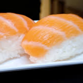 porção de arroz temperado ,fatia fina de salmão fresco.